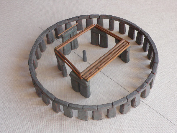 Obr. 3. Idealizovaný model Sarcen Circle, Sarsen Horseshoe s prievlakmi a Oltárneho kameňa, pohľad z východu 